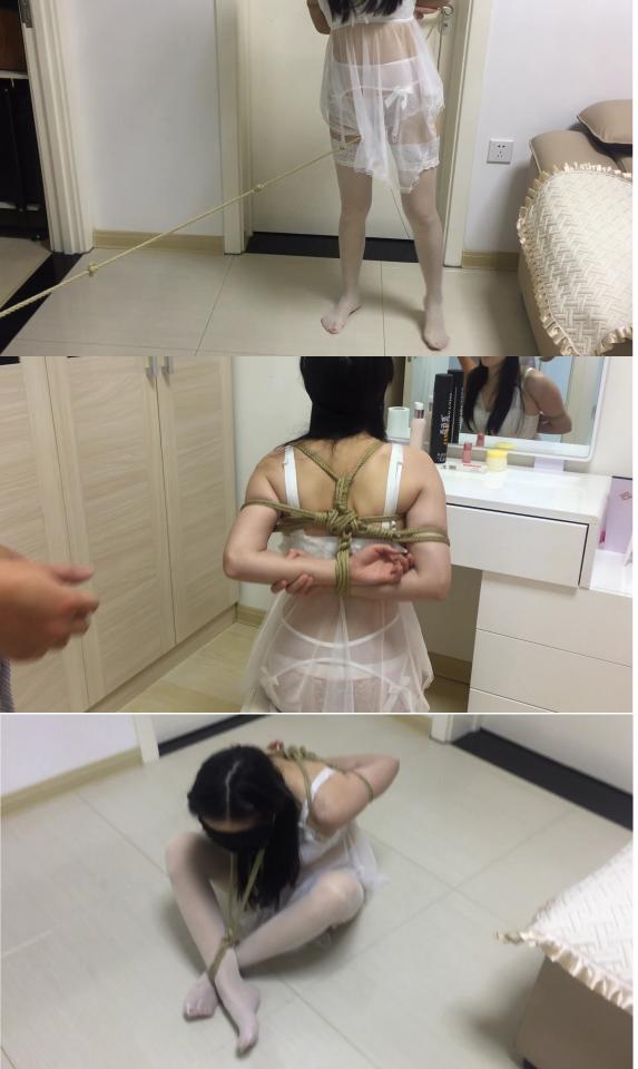 【旋律受虐记系列2】白情趣内衣、白丝吊带袜、麻绳捆绑、蒙眼堵嘴、脚镣走绳、桃缚挣扎、撕心裂肺的呐喊！！ 其实我对本片 的拍摄并不满意，新手上路，捆绑手法不是很好，手上还没轻没重的。其实捆脚的话可以紧点，捆胳膊、手腕的话，则不用非常紧就可以。但是捆我的话正好反了，桃缚时脚腕和脚腕连接脖子的绳子捆的都松垮垮的，手腕、胳膊向死里捆。结果就是没过几分钟上身就开始麻了，最后解绳子的时候，每动一下，我都非常非常的痛。拍完后本想和他大吵几句来着，但是一看他满头大汗，擦汗的毛巾都湿透了，一脸关切和后悔的表情也就理解他了。看完样片后本来不想上传来着，但一想影片最后那段撕心裂肺的惨叫毕竟是一点假没有掺的。以后出手再也不会这么重，可能以后都没有机会这么叫了，所以就发出来了。截图是在视频里直接截的有点模糊，但是视频本身是1080P，清晰度完全没有问题。<br><br><br>本人更多精彩视频：https://www.smlin8.com/video_list.php?uid=900521