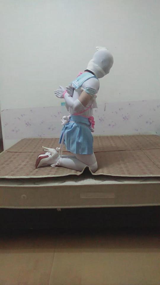  【原创自缚之后手高吊驷马自缚】伪娘学生服白丝袜白高跟驷马自缚 多重严密堵嘴 不慎从床上摔到地板上     这次自缚换了个房间 这个房间原本是合租的室友的 不过他前几天搬走了 暂时空了下来 室友走之前把房间钥匙给我了 这个房间比较宽敞 于是我决定暂时在这个房间玩自缚 不过白天怕万一房东过来发现了 所以玩自缚都是晚上比较晚的时候玩的<br><br>    自缚用了后手高吊加驷马的捆绑方式 堵嘴先用丝袜把嘴巴塞满 外面再用丝袜把嘴巴勒住 最后是两层的丝袜套头 堵嘴很严密 只能发出很小的哼哼声 <br><br>    原本是在床上挣扎的 结果翻身的时候一不小心 直接翻到了床下 还好没有大碍 只是摔下去的时候有点疼 以后自己一定要注意了 万一把胳膊摔伤了 恐怕连解开自缚的能力都没有了 