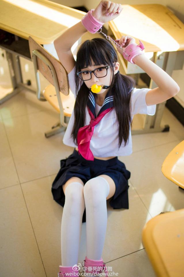 脸 [学生（水手服）,堵嘴,手铐,学生（英式领结）,白丝,长筒袜,中国女孩]