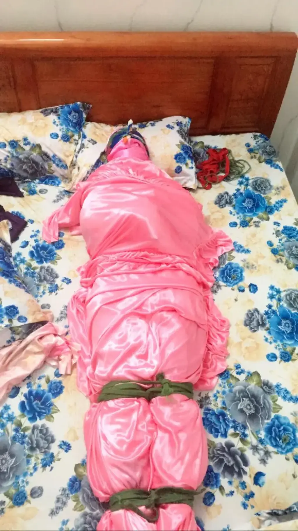 Satin mummification - Wrapped up, get tied, gagged and cum in satin [眼罩/蒙眼,木乃伊/全包]