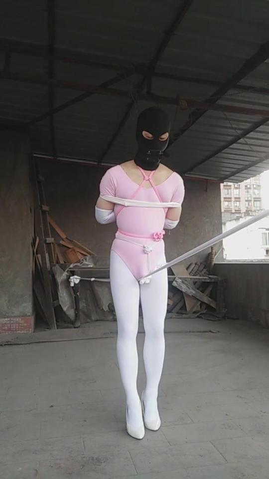 【刺激的户外自缚之户外走绳训练】伪娘芭蕾体操服白丝白高 后高手自缚 假JJ口塞堵嘴 [X_X]刺激下的走绳训练     还是在屋顶花园玩的自缚 这次换了个花样 体验了一下走绳训练 绳子一边低一边高 从低的一端逐渐往高的一端走 越到后面[X_X]就被绳子勒得越紧 绳子勒的越来越紧 [X_X]的刺激也越来越强烈 到后面到达了[X_X] 到最后 脚都软了双腿不停的在抖 几乎都站不稳了 <br><br>    到最后还有个插曲 自缚结束的时候带上眼镜 发现对面比较远一点的屋顶站这个小哥在看我 我看对面小哥也过不来 于是胆子也放大了 拿着手机拍起了对面的小哥 最后那小哥居然不好意思的走开了。。。 