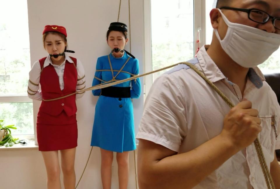 南航空姐失踪案之《柜子里的秘密》 我是一个变态狂，又是一个制服控，尤其对空姐情有独钟....听说南航最近有两个空姐"高扬和李曼”在回家途中神秘失踪，网上传的沸沸扬扬，哈哈哈....其实这件伟大的事情就是我干的！我把她们劫持回来藏在了柜子里.....片长41分钟，1080p全高清拍摄，专业服装，高颜模特，精品剧情，精湛演技，为您打造最完美的私人定拍....咨询QQ351229777<br>