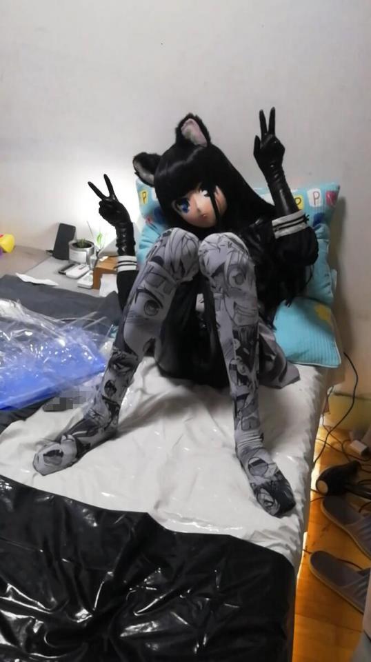 kigurumi 胶衣JK 热缩袋测试 这次吧录像录出来不知为何颜色那么深，而且中间的声音是本体的但是在里面乳胶头套呼吸孔移位的状态下呢是很难呼吸的（而且头壳很紧）所以说在套上袋子以后呼吸起来是很累的因此时间就比较短了。同时出了很多汗（就和泡澡一样）然后呢我是真的看不见头顶上有一块没有缩起来所以说还是比较累的，因此我决定暂时先用我那个特制的袋子录视频好了。