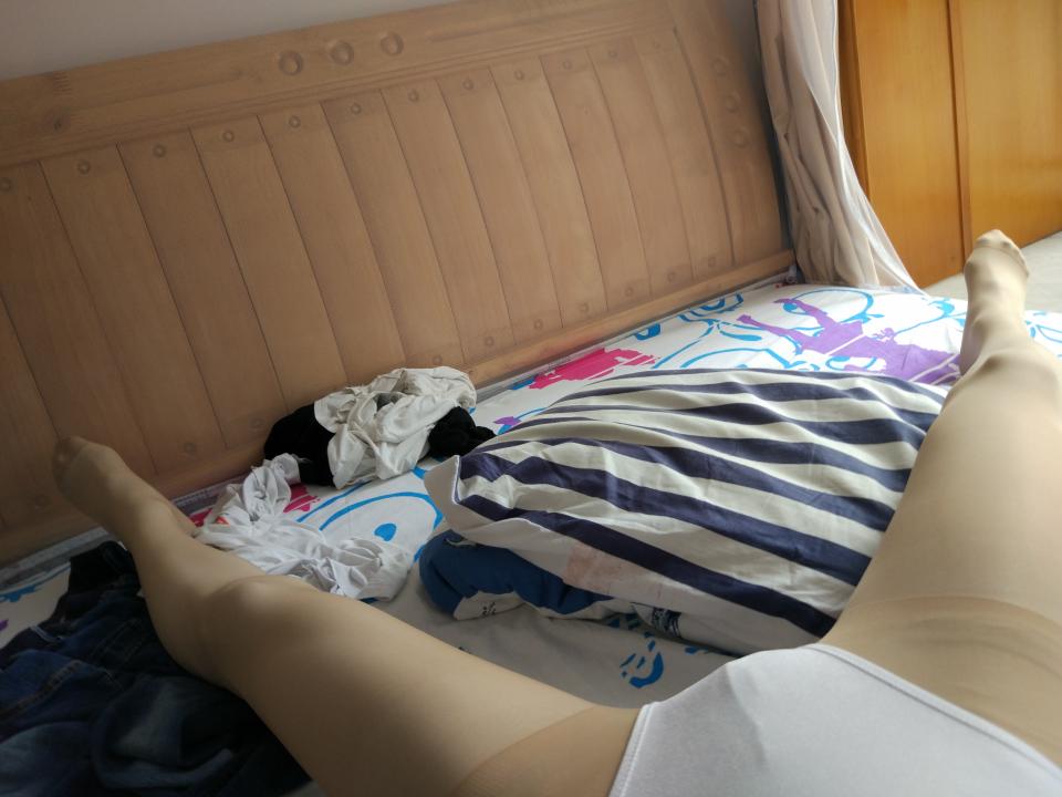 白丝 - 穿着白丝上了半天补习班 终于回到了家 又穿上了体操服和两条肉丝 [体操服,肉丝,泳装（连体）,伪娘]