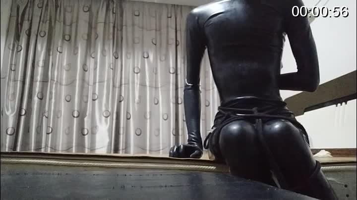 乳胶衣捆绑挣扎 穿全包乳胶衣被捆绑挣扎初体验，跳蛋刺激，呼吸抑制，强制高潮，胶衣真的非常的紧穿久了会很难受，先发段小视频，便宜点卖了。后续还会发。