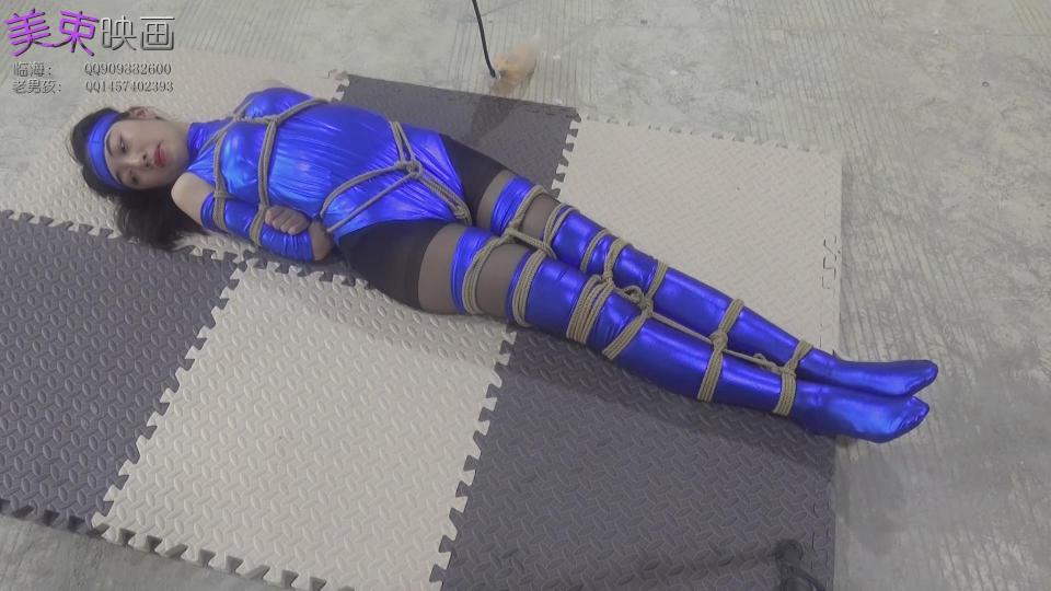 [老男孩] Meishu Yinhua: Female-Hero Rope-Bondage Fantasy Cosplay An adult female-hero cosplay production built around rope-bondage fantasy.