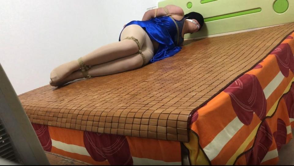 [xxy29985170] Self Bondage In Sexy Underwear ©xxy29985170<br><br>Summary:<br><br>Some people suggested me to try simple Japanese shibari with some interesting costume on. So I chose this type of spicy underwear. It definitely looks really good in self bondage, and I'm really satisfied about the image from it. Hopefully you will enjoy this short clip, and if you have any suggestions about bondage positions or costumes that I should try in the next episode, please get in touch with me!