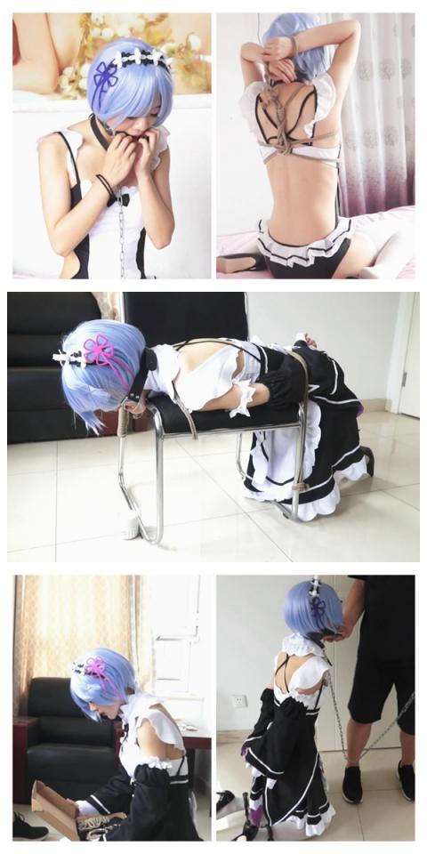 【cosplay剧情】蕾姆 第一集 女仆蕾姆和邪恶的主人 欢迎参与蕾姆和赛车服凛的预售<br>https://www.syxml.com/user_script_detail.php?article_id=498&user_script_id=206<br>https://www.syxml.com/user_script_detail.php?article_id=502&user_script_id=208<br>https://www.syxml.com/user_script_detail.php?article_id=506&user_script_id=210<br><br>买1和2两集直接送第3集，直接 送 第 三 集 ！<br>第三集将不会上架<br>赠送方案会在第二集发布时放出<br><br>我正浏览某个羞羞网页的时候总是讨厌某些小广告遮住我的视线。你说这些碍眼的东西怎么这么让人心烦啊……<br><br>啪嗒——<br><br>在我毫不犹豫地点了个叉叉之后，着小广告还弹出了另一个网页！我最烦那些广告商的小手段了，叉叉都不设置得明显一点，让我看错了。<br><br>嗯？这是什么……<br><br>“您的专属女仆为您服务”<br><br>女仆？才一块钱！这广告虽然是骗人的，但还真是能一下子抓住死宅的内心啊，哈哈~<br><br>啪嗒——<br><br>哎呀我去，竟然鬼使神差地点进去了……我的智商也下降到这种程度了么……<br><br>咚咚咚——<br><br>嗯？谁敲门，诶诶诶！不，不会吧，就算是真的也不会这么快吧！随叫随到？<br><br>“进来吧。”<br><br>开门的一瞬间，我故作镇定地掩饰着内心的翻腾。<br><br>诶哟！还真是女仆！蕾姆！蕾姆诶！还能再懂死宅的心思一点？！？！<br><br>“主人，我是您的专属女仆，在您订购的两小时之内，我将为您提供所有贴心的服务。”<br><br>贴……贴心！有没有那种特殊的服务啊~哈哈……<br><br>淡定淡定，口水不能流出来。<br><br>“您也可以在订购的网页上选择您喜欢的增值服务。”<br><br>增值？我看看啊……<br><br>看看……<br><br>噗！我天！还能再懂死宅一点点？！？！泳装、镣铐、口球、项圈……你确定这是女仆服务！等等……好像这还真是女仆服务的一种。嘿嘿……嘿嘿嘿……<br><br>“主人……您一次购买这么多增值服务，大丈夫？……”<br>看着她抱着立刻送到门口的“增值道具”走进来，一脸担心的模样。我心里就乐得不行。看待会儿主人怎么让你服务~嘿嘿……<br><br>听说日本的侍女都是跪着服务的，果然是这样么？那我看看在跪着的状态下你能做到什么程度。<br><br>我拉来一张椅子，在我的“专属女仆”戴上手铐脚镣之后，用绳子将她牢牢地固定在椅子上。当然不可能让她坐着了，总得满足一下我多年来抖S的属性吧~<br><br>“嗯~……嗯嗯~”<br><br>蕾姆跪在地上，绳子将她牢牢地固定成趴在椅子上的姿势。这个开口的口枷真是个有意思的玩意~看着蕾姆口水直流的模样，我整个人都入迷了~<br><br>虽然说如果她能用自己流的口水将杯子滴满就松开她的捆绑。不过~我是主人嘛，自然我说的算，嘿嘿，看着蕾姆没法止住自己津液流淌的囧样，扭扭捏捏的样子真是让我欲罢不能啊~<br><br>“嗯~……咳咳……主人，我的时间快要到了，请让我回去吧。”<br><br>虽说有些心疼着可爱的女孩子，但我怎么可能放你回去！开玩笑，以女仆的身份满足我身为宅男的欲望吧~~~哈哈哈~~~~~<br><br>“主人……您怎么，您怎么还定这么多道具，再这么下去……”<br><br>果然又说一些莫名其妙的话……难道我会在意为了她，哦不！为了我死宅的梦想多花那么几十块钱！<br><br>难道……难道她竟然认为我是一个贫穷的死宅？嘿呀！被女仆担心经济能力的主人真是丢人呢！看我不好好惩罚你，你还是担心一会儿自己怎么求饶吧！<br><br>嘿嘿，监禁女仆，放置play……我还有大把大把的东西没玩过呢！诶哟~这两个挺有意思，女仆无法自己摘下的口球~还有泳装！泳装！买买买！！！<br><br>嘿嘿~穿着泳装服务的女仆，想想就兴奋~~~再去瞅瞅还有什么有意思的“增值服务”，反正便宜，机不可失，先在她身上都用一遍再说……<br><br>网站上，正在支付中……<br><br>
