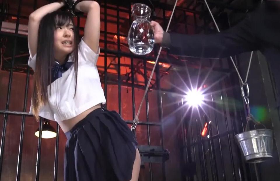 制服パイパン美少女 引き裂きアナル拷姦 宮沢ゆかり 制服パイパン美少女 引き裂きアナル拷姦 宮沢ゆかり<br>発売日：2018/10/01<br>出演者：宮沢ゆかり<br>シリーズ：引き裂きアナル拷姦<br>メーカー：ヴィ<br>品番：<span style='color:#b0b0b0;'>[隐藏文字，购买后可见]</span><br>「早く抜いてっ！もう入んない！！」パイパン女子校生の小さな肛門と膣奥に鉄フック突き刺し地獄の2穴引き裂き破壊！「待って！動かさないでっ！おかしくなっちゃう！！」ジワジワ襲う快感に嫌だ！嫌だ！と嘆きながらガクガク痙攣イキ！！