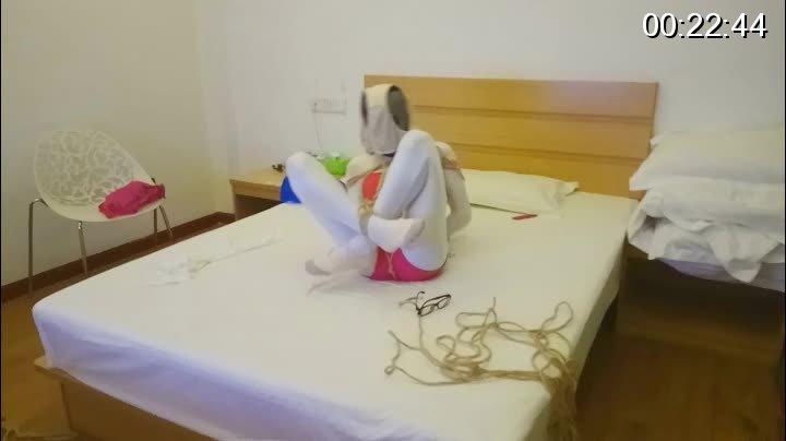 爱剪辑-伪娘坐缚自缚 本人的第四自缚作品，自己认为比之前的要好点。唯一不变的就是原味内裤套头。为了证明绝对是原味内裤，还拍了一小段换衣过程。唯一遗憾的是最后挣脱过程没有拍到，手机内存不足。