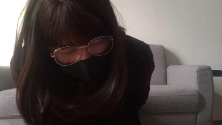 [qwx] Crossdresser's Metal Bondage Experience ©qwx<br><br>Summary:<br><br>Crossdresser in the video will be using the metal cuff to restrain her own hands, and do something that is not suitable for children...