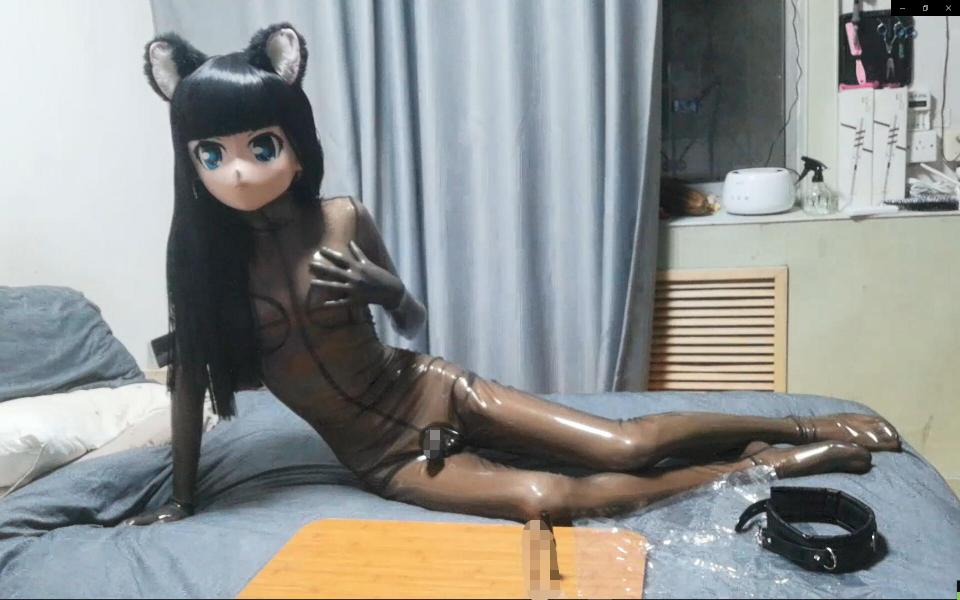 [UCM] Kigurumi Transparent Black Full-Coverage Latex Suit Insertion Play, Part 1 A kigurumi performer tries a custom transparent black full-coverage latex suit with a tight hood and restricted breathing.