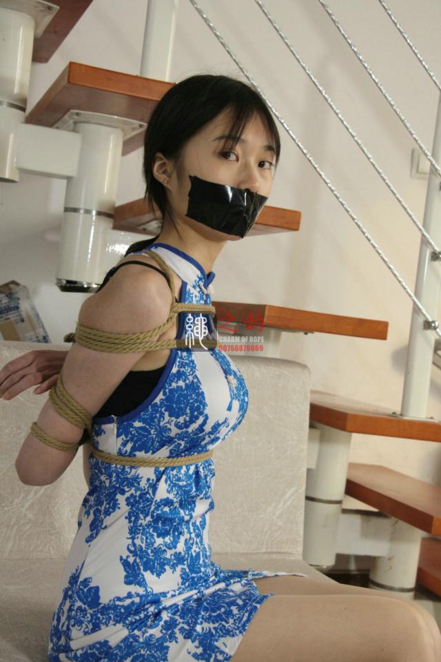 灵儿青花旗袍、金色凉高、肉丝绳艺套图第一季 - 绳捆索绑的小萝莉灵儿，无辜的眼神很有味道！（同期视频已经发布在本站） [高手缚（中式五花）,民族（旗袍）,堵嘴]