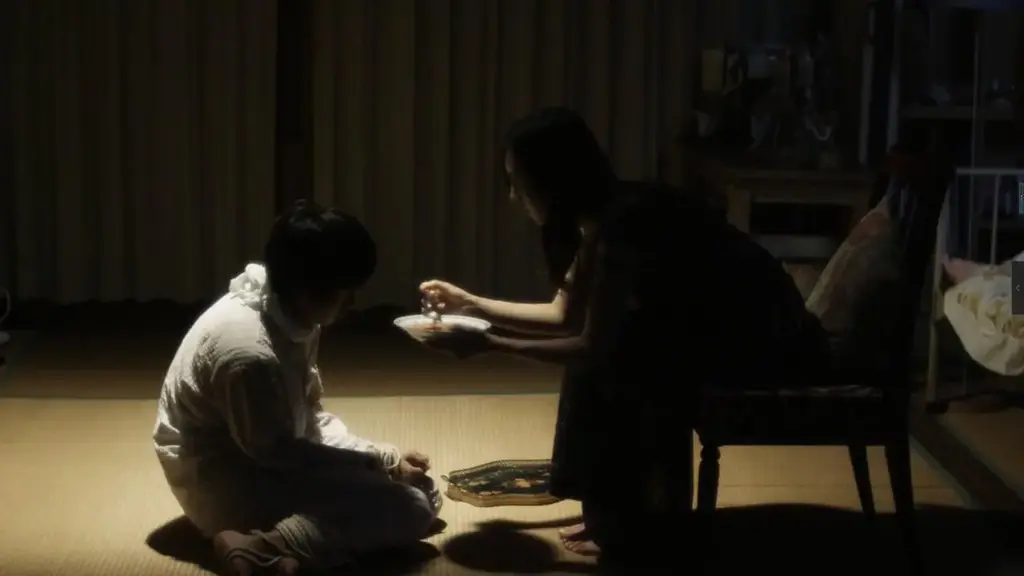 网络电影  禁忌2015（美女老师捆绑囚禁男孩） 禁忌2015<br>主演：杉野希妃  佐野史郎  山本剛史  <br>状态：类型：剧情片<br>年份：2015导演：和島香太郎  <br>语言：日语<br>更新：2018/10/23 15:10:42<br><br>影片介绍<br>电影名：禁忌 制片地区：日本 拍摄地点：日本 导演：和島香太郎 编剧：和島香太郎 类型：剧情 主演：杉野希妃，太賀，佐野史郎，山本剛史 片长：73分钟 上映时间：2014-12-06(日本) 对白语言：日语 色彩：彩色 imdb编码：tt4190550 讲述的是女子中学女教师咲良虽然已经有了恋人，但还和爱慕自己的女学生保持着关系。某天，她被通知小时候就已经离开了的父亲，充，被卷入暴力事件，于是就去到了父亲的家。而在那里被监禁着的，竟是和父亲有着性关系的少年，望人。父亲害怕望人的存在被发现，请求咲良把望人藏起来。但是由于和望人呆在一起，咲良发现自己和父亲一样对少年产生了感情。因为欲望而侵犯了望人......<br>
