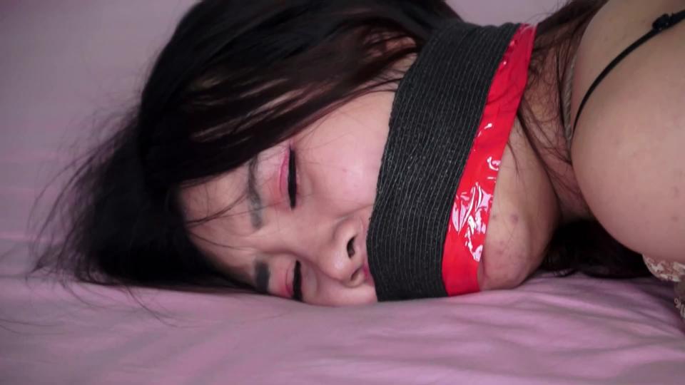 逍遥定拍：《租房劫案》剧照（挣脱篇） - 逍遥定拍视频《租房劫案》剩余的15张剧照，模特吴晗在被五花大绑严厉塞嘴封堵后努力挣脱