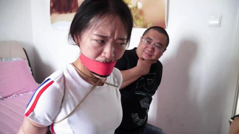 逍遥定拍：报复女同事剧照（下） - 逍遥工作室定拍视频，由女模特文清和杜扬出演。接上集，文清和表弟逼问杜扬银行卡密码得到了财物，二人将杜扬挟持进卧室，文清用一条肉色连裤丝袜塞满了杜扬的嘴巴，用静电胶带和自粘绷带缠绕封好，还给杜扬戴口罩消音，最后二人将杜扬驷马捆绑放置拍照羞辱后扬长而去，留下杜扬苦苦挣扎，经过漫长的痛苦折磨杜扬最终挣脱了束缚。图片数：30张