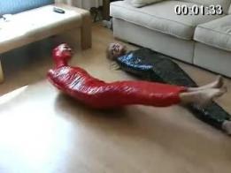 双人胶带木乃伊 两个美女被胶带木乃伊全包。