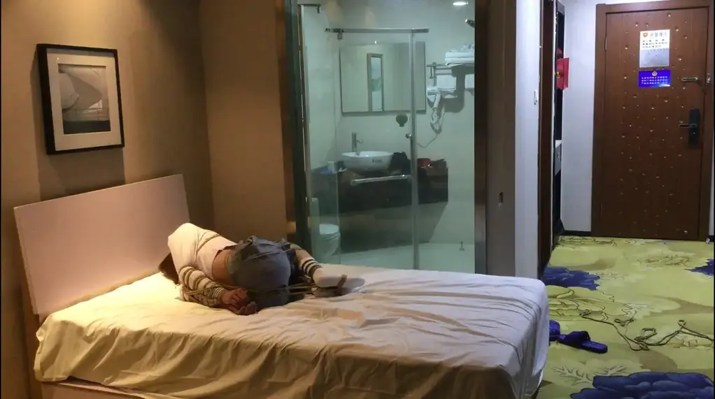 【伪娘诺诺】改良日式与欧式团缚 紧接着上一部视频，诺诺还是穿着水手服接受捆绑。第一段内容是绳师大大在尝试一种改良的日式，想让手腕在不被绑得很紧的情况下却无法挣脱。然而可能改良的有些缺陷，最终还是被挣脱了（不然可能就得被绑着过夜啦）。不过诺诺还没得瑟够，就被狠狠地绑了个欧式直臂，最后再绑个团缚，全身只有头和脚丫可以稍微的活动一下，别说挣脱了，就是想移动短短几厘米的距离，都得费好大的劲。最后也差不多到了极限，解绑时手臂基本没什么知觉了。<br>这次应该是体验过最严实的束缚，没有堵嘴，所以全程是bgm，希望大家谅解~