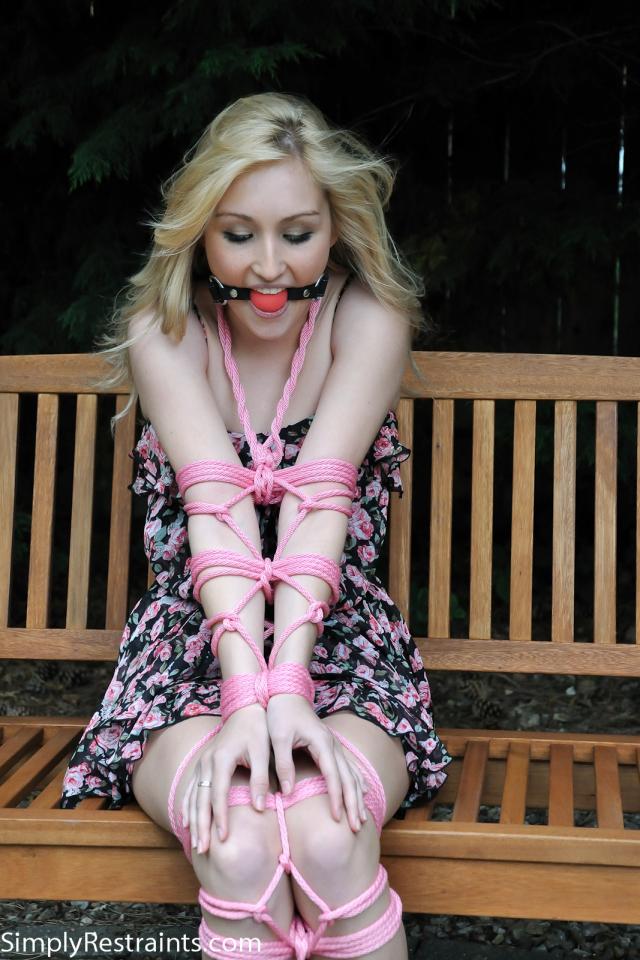 【Simply Restraints - Claire Bench Bound】 [堵嘴,欧美佳丽]