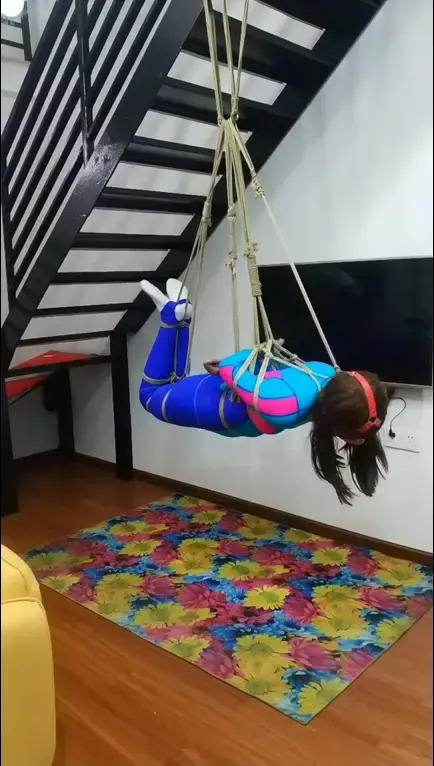 【伪娘诺诺】连体紧身衣的吊缚 初次尝试期待了很久的吊缚，全身被紧紧捆绑、堵上了嘴之后吊在空中的感觉是真的蛮奇妙的~只有亲身体验过才懂。虽然被吊得精疲力竭，不过玩的很尽兴，甚至感觉还能再紧一点！只是被绑成这种姿势TK是真的好绝望噢，就算是拼了命地挣扎，也完全没办法躲，只能苦苦哀求绳师大大放过，难过。<br>由于大部分画面是用手机竖屏拍摄，编辑视频的时候可能处理得不是很好，还请大家见谅~喜欢的朋友多多支持噢，欢迎喜欢绳艺的同好交流，谢谢啦！