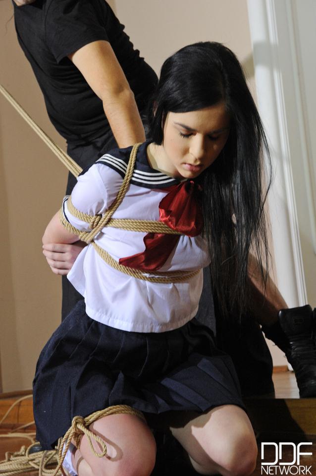 【Hot Amber Nevada - Suspended Without Mercy】（一） [学生（水手服）,欧美佳丽]