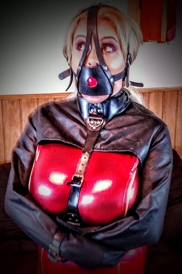 【Shiny Bound】Katie Thornton.. Straightjacket Struggles - ondage, BDSM, Fetish, Damsel In Distress, Long Hair, Struggle, Captive, Taken, Spandex, Shiny, Bolero Straightjacket, Huge Tits [堵嘴,欧美佳丽]