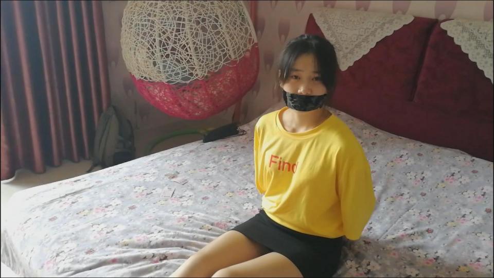 （快刀项方剧情片）美腿大学女生出租屋内被绑架，捆绑后不停扭动，因为不肯就范最终遭劫匪毒手 一共拍了两次，第一次是女医生的，女生个子很高，身材也不错，尤其是双腿白皙光滑，配上胶带或者绳子简直是绝配，拍摄时非常能吃苦，有一次差点被掐昏过去，真是有点佩服现在的女孩子了。