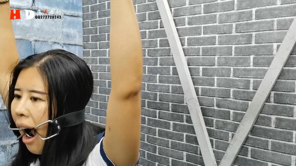 HD飞天：丁奇全程口夹、黑棒棒、口罩封嘴、贞操带，把她铐在警厅旁边，竞用铁针偷偷打开，把她押到一个交通繁华地带，把她直臂紧缚，她最终能脱缚吗? 丁琪初次户外，但味到十足，贞操带紧锁，全程口夹、黑棒棒、口罩封嘴，把他押到警厅旁边铐了起来，竞用自己偷偷带的铁针，把手铐脚镣打开，想逃没那么容易，把手反绑，直臂紧缚，又押到一个繁华的十字路口，让大家一起看押，真有一个骑电车小伙说，用帮忙吧，丁琪想说不能说，嘴里2样东堵着，我赶紧说，老弟不用，我们在排练，马上结束，开车的司机、行人都看着好奇，她边走边偷偷解绳子，他能脱缚成功吗？<br>同时可定拍、约拍，有意请加QQ272728243微信同号，拒绝嘴炮闲聊。