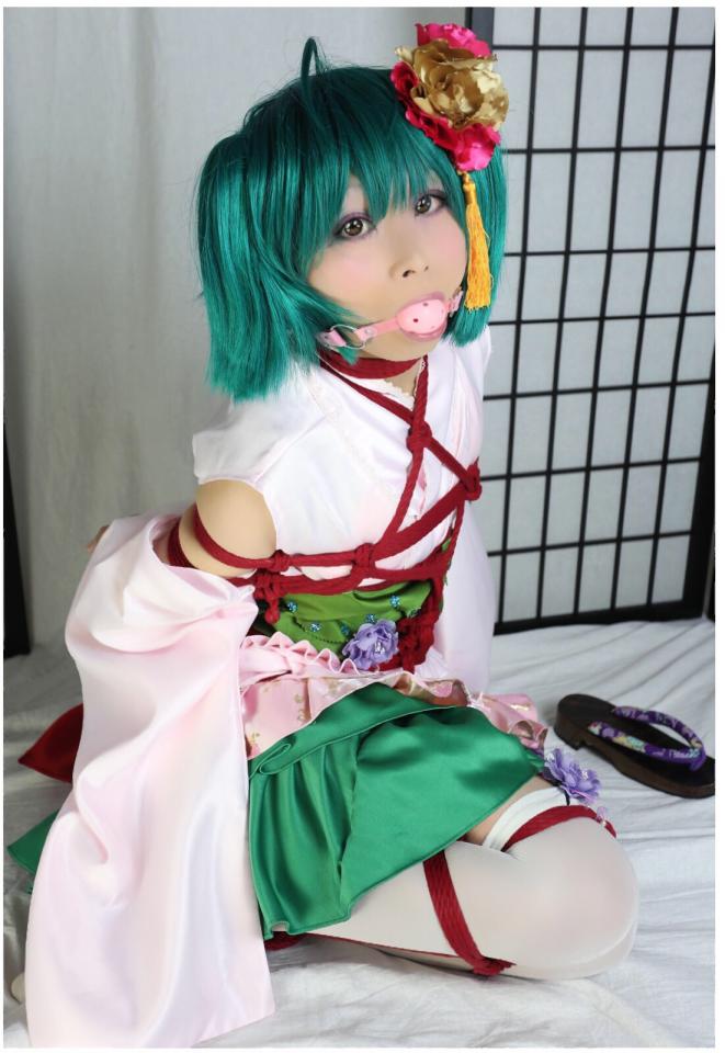 [yuki屋]緊縛写真集 ランカ・リー & GUMI コスプレ - マクロスF ランカ?リーちゃんとVOCALOIDのGUMIちゃんのコスプレ緊縛写真集です。  私服ワンピース?星間飛行?娘娘制服?ギラサマ花魁?聖マリア学園制服?美星学園制服?和服等 で様々に緊縛されています。 ボールギャグやローター、手枷足枷、目隠し、首輪、を使用しているものもあります。  [日式反绑,堵嘴,COSPLAY,白丝]