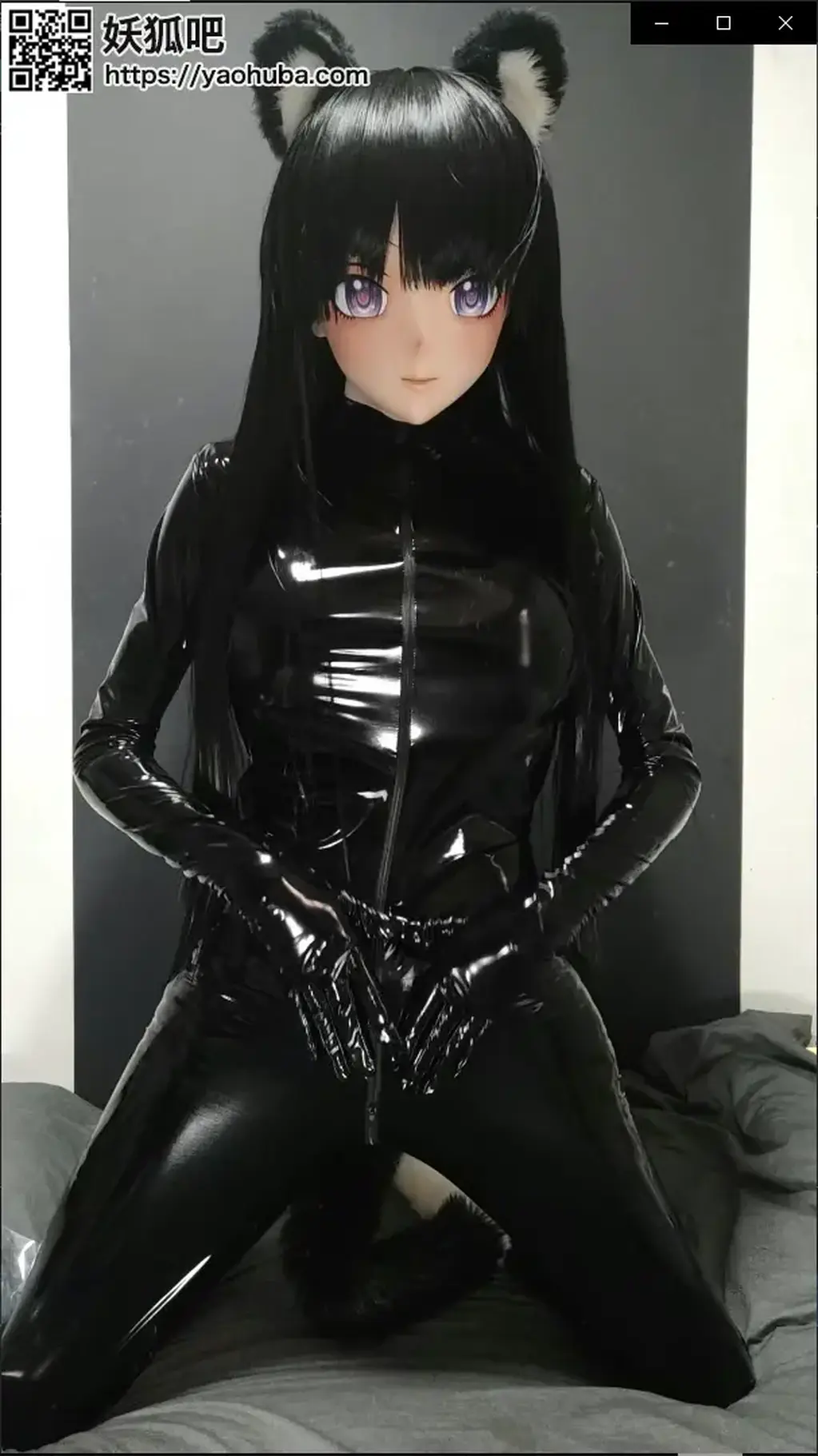 Kigurumi皮衣猫娘双重刺激娇喘不断 这件呢是2个双头拉链加上1个单头拉链的连体镜面紧身衣，相比上次的套装来讲没有了全包黑丝面部透气性稍微好了一点，但是呢由于这件是连体全包的所以实际上也好不到哪去（非常的热，配合北方特有的暖气就和桑拿一样）。当然啦这次的服装搭配因为没有不开裆的所以说就可以玩后面了，视频当中所展示的是著名的拳交膏可以做到对括约肌的快速放松与润滑，同时这一款是热感版本的所以在每一次抽插时都会特别的爽，所以说视频大多数时候都爽的不要不要的。