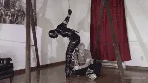 706 Serene Isley - Fetish Burglar Tightly Bound and Ballgagged Serene偷偷溜进了一所房子，很快发现自己被一个男人摔倒在背后的男人所淹没。 当我们回来时，Serene戴上了头巾，紧紧地绑在皮带上，芭蕾舞鞋绑在了她的脚上，她被ball舞，显然受到了男人的讯问。 她的脖子被拉到芭蕾舞蹈的脚踝，这是她和她的束缚的最后明确标志。 经过15分钟的绑带运动后，她被放倒并贴在横幅T上。随着束缚的继续和下巴的持续疼痛，Still仍蒙着头罩并被ball叫。 该名男子问她是否准备好透露她的消息来源，而他告诉他不要，因为他离开了她，继续受到进一步的束缚。<br>Serene sneaks into a house and quickly finds herself found and overwhelmed by a man who wrestles her arms behind her back. When we return, Serene is hooded, and tightly bound in a strappado and ballet boots have been strapped onto her feet, she's ballgagged and obviously suffering as the man interrogates her. Her neck is pulled down to her ballet booted ankles as a final definitive mark of suffering for her and her bondage. After 15 minutes of strappado she's brought down and hogtied to the banner T, Still hooded and ballgagged she moans as her bondage continues and her jaw continues to ache. The man asks her if she's ready to divulge her sources yet and she tells him no as he leaves her like that to suffer in further tight bondage.<br><span style='color:#b0b0b0;'>[購入後に隠しワードが表示されます]</span>