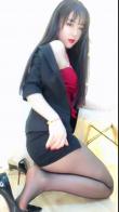 丽柜然然黑色诱惑 黑丝诱惑，回身展示美臀，脱下黑丝展示裸足，还肉丝，还要脱掉外套展示红色的内衣哦，最低价了已经是