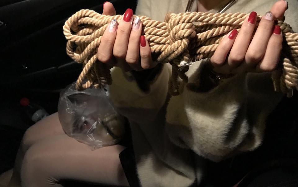 捆绑女友5 - 之前拍摄的捆绑女朋友的图，女朋友这次又穿了光腿神器和雪地靴，这次把腿绑上了，而且在腿被绑上的情况下，走出车买了这盒花甲，走的时候绳子一直往下掉，然后女朋友怕别人看见，总时停下来调整绳子，生怕被别人看见，而且上台阶的时候还需要我抱上去，特别可爱，另外图片有点少放上以前在酒店拍摄的一些图片，希望大家喜欢