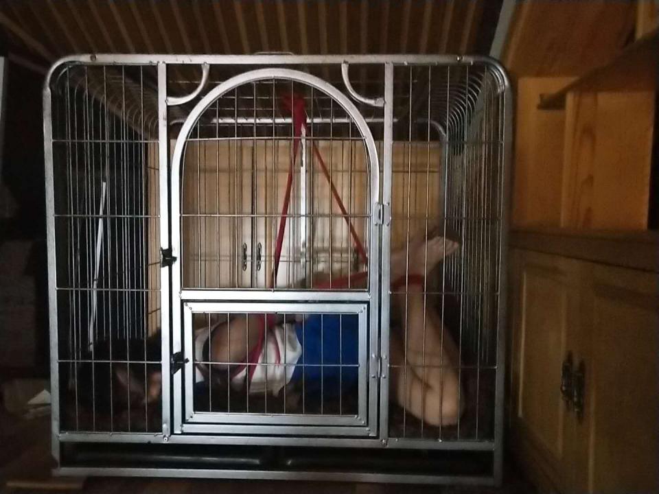 妹妹打赌输了的惩罚 - 因为跟哥哥打王者solo 输了 被罚紧缚在铁笼中过夜