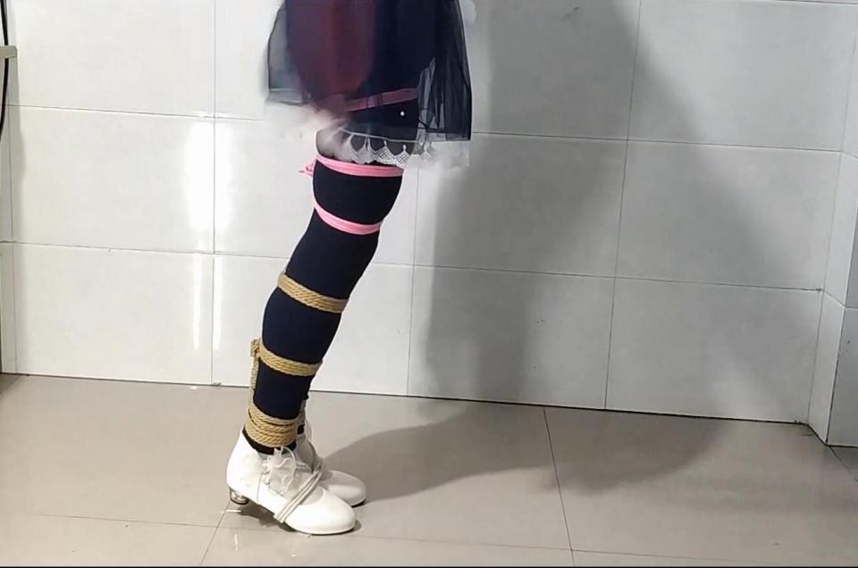 小视频杂烩 拍的乱七八糟的，什么都有，也没法取正常的名字了。<br>有喜欢的元素就来瞅瞅吧。<br>视频时长好像还蛮长的，凑合着看吧 ~ <br>这是前段时间的库存，最近因为各种事情应该拍不了了，就统一全放这个视频里吧~<br><br>另外，我是男孩子！只是人比较小，不要总叫我小姐姐啦！<br>想看点其他福利的小伙伴可以私信，库存太碎的图片视频就不想放进来了。<br><br>以上！！！！