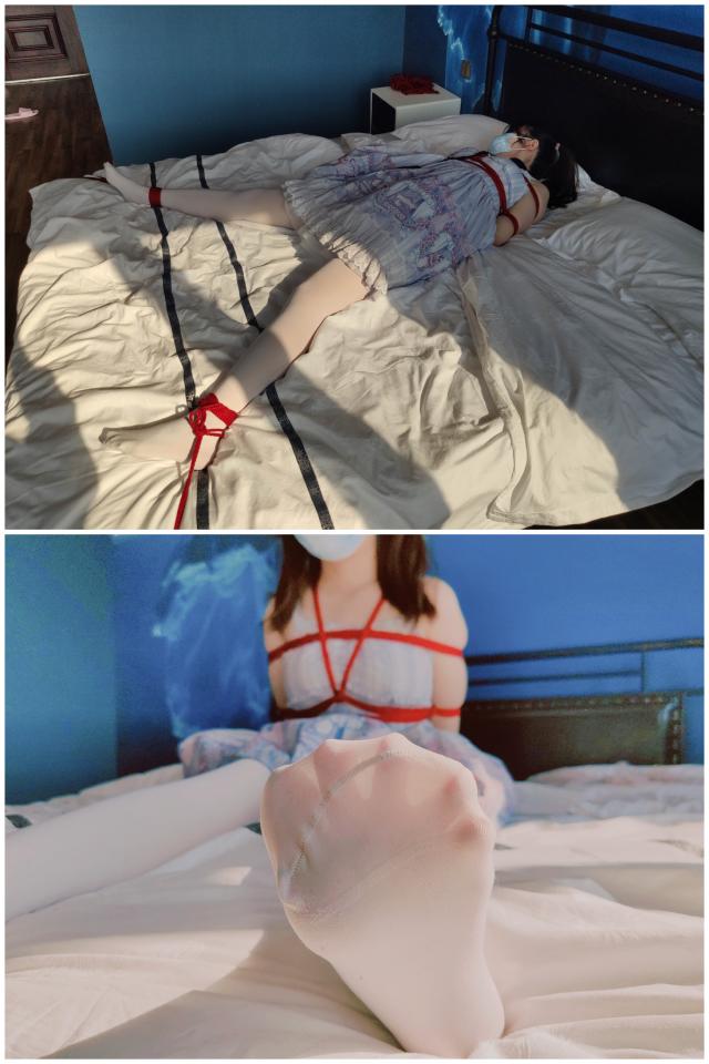 【咕咕精】Lolita舞蹈少女的试镜体验（大字tk、极限驷马、白丝/裸足、大量tk特写、踩踏） 新模特试镜，是一只舞蹈生，同时也是个lo娘哦。柔韧性没的说！可以在不用手辅助的情况下把脚尖反弓触碰到后脑。一字马也轻松完成~妹子真的十分敬业，好几次累到额头出汗，极限驷马的疼痛让她几乎受不了，但是问她有事没事的时候她还是说没事，坚持着拍完了作品。<br>首先出场时把lo娘大字捆绑在床上，踩小姑娘的脸蛋和胸口并拍照进行羞辱。然后tk她的白丝脚底。（tk时有大量脚心特写）<br>小姑娘特别怕痒，而且她的小脚特别漂亮！白嫩嫩的同时触感也十分光滑有弹性，味道也是香香的少女味道。把这个妹子的小脚捧在手中细细把玩绝对是一种享受！<br>这个丫头也很怕痒，叫的特别销魂~<br>然后剪开少女的白丝，直接用手指和刺轮对她的光脚进行tk，同样拍摄大量特写。<br>最后，用绳子把少女绑成极限驷马的姿势，（要求小腿和胸部离地，只能用小腹接触床面），并对她进行tk，直到她受不了了为止。<br><br>这个丫头的小脚真的没的说！白白嫩嫩的、香香的，而且很怕痒。为了让大家可以更清楚的欣赏妹子的小脚，本次视频不加任何滤镜、调色，直接原汁原味的呈现给大家。<br>定拍、交流、咨询qq：3135427957<br>千万不要在线解压！请下载后用其他的解压软件解压观看，千万不要通过百度在线解压！否则资源会消失！！