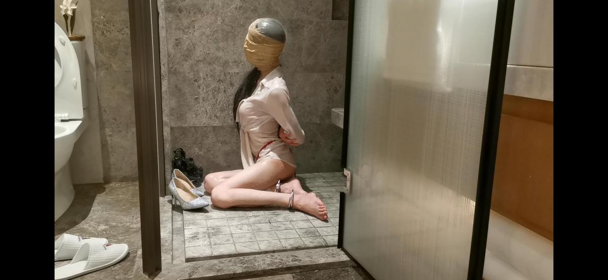 【安妮原创】浴室风波水刑+绷带全包惩戒身心 这部是前两天出差的时候拍的，不是很远就自己开车去了，然后事情提前完成了，正好车上还有上次拍户外留得绳子什么的，就想着玩一下。其实在很早之前就有玩过一两次水刑，后来因为不方便就没怎么玩过了。但是这种绷带全包的玩法还是第一次，过程比较曲折，第一次一共十二米的绷带被我用完了，当水淋浴在头上的时候很快水就浸透绷带直接进入口鼻之中，呼吸非常困难，还呛了几口水，立刻放弃了，第二次想用塑料袋的，但是随着水慢慢打湿袋子，袋子紧贴头部，也让自己呼吸困难，第三次我少缠了几道，这次终于好受多了，但是还是呛了几口水，解开绷带脑袋还有些晕乎乎的，我想这应该是缺氧的表现，拍完这些已经很晚了，想着第二天在拍一段浴缸的，但是第二天鼻腔非常不舒服，有点酸痛大概是有点小感冒了，，大概是因为淋湿之后长时间穿着湿衣服，因为湿衣服蒸发水汽的时候是非常冻的，冻得都发抖了，还是没把握好，所以浴缸就放弃了，可不能让感冒严重起来。每次刑罚类视频都是难受而又曲折的，不过其他小伙伴可不要轻易模仿哦，即使要玩也要将一切安全措施做好～