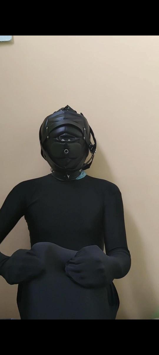 全包封闭头套定时锁强制 自己没有办法到达极限，那就让定时锁强制让自己到达吧~<br>视频一共有三小部分，是我自己玩的几次录下来了，一开始定时锁一分钟，后面就两分钟了，耐受力被提高了呢<br>大家有什么想看的想法玩法可以告诉我，我尽量实现（我只有一个人，要保证安全性和可执行性哦）<br>最后，山东青岛交友 ⚈₃⚈ 