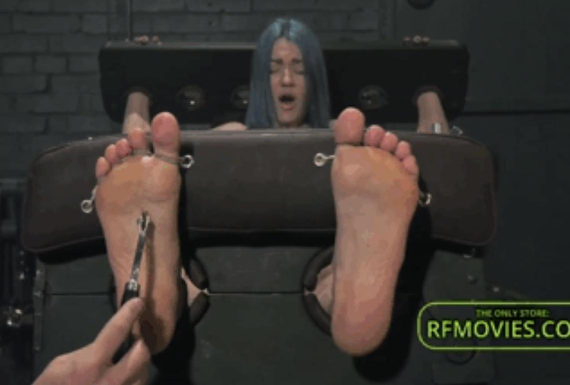 Alexa - Foot tickling in stocks (UHD 4K MP4) 解压密码：123<br>Meet Alexa!<br>She's 30 years old, 180 cm tall, and her foot size is 41 (US 11.5).<br>Tall and slender pretty girl Alexa is locked in stocks tonight!<br>Her big bare feet are securely fixed, and her toes are tied to the stocks so that she doesn't have the opportunity to influence my process of tickling her feet. I want to mention that tickling on such a scale is the first time in Alexa's life.<br><br>Yes, she knows that her soles are very sensitive, but she has no idea how she will react to intense tickling for 15 minutes. At first, starting with a light, from a feather, I gradually increase the degree of impact, I apply oil on her big beautiful feet and I'm not in a hurry.<br><br>A Wartenberg's pinwheel, fingers, hair combs, and electric toothbrushes replace the feather. In general, I introduce Alexa's feet to my primary devices. Toward the end, I free her toes and tickle her feet again. The beauty laughs, squeals, and squeaks all the time, we also have a dialogue with her in English.<br>Enjoy!