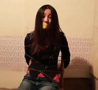 绑架知名女主持马凡舒 马凡舒大学早期作品，被网友发现其在大学曾经拍的微电影有绑架捆绑的情节，经确认是本人无误。<br>绑的一般，当作福利了。