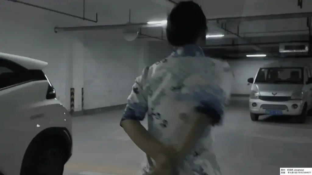 【Jim+李大侠】（2.5K）空姐惊魂 制服空姐十一地下车库遭劫 惊心追逐+惨遭贩卖 网盘4.5G的2.5k原视频，在线版本帧率稍低。首部外景剧情片尝试，由气质温婉的人气女星十一小姐（杨蕊、杨若琳）主演。穿着花旗袍、肉丝、银色皮鞋的某航空姐，下班后走在空空荡荡的地下车库，却不知有不法分子潜伏在此！十一被按在车上胶带堵嘴、反绑双手，千钧一发之际她想起了公司教过的防身术！然而想要就此逃脱魔掌，未免太过天真，踉踉跄跄地跑出几米，十一就被恼羞成怒的歹徒放倒在地，等待她的是漆黑的后备箱、陌生的房屋、勒紧的白布麻袋——当然，过程中少不了一圈圈越来越紧的绳索……<br>车库追逐的戏份是我从国外作品中借鉴的，模拟歹徒视角猛追双手反绑、踉踉跄跄的美女，让各位lsp们身临其境地体验饿虎扑食的[X_X]！贴心的导演还加上了行车途中后备箱哭喊的戏码。带回家后柔弱的空姐仍不肯就范，剧烈挣扎下的多节并腿、挠脚心打屁股、驷马装袋的戏份也值得一看，光听十一小姐沉闷而绝望的呜咽就让人鸡动。<br>除了拍摄精美、出片迅速以外，李大侠工作室最大的特色是布景丰富，公寓平房、刑房监狱、公路乡野均可拍摄，剧本完成度高、收费十分合理，感兴趣的朋友可以加q1642384671咨询！