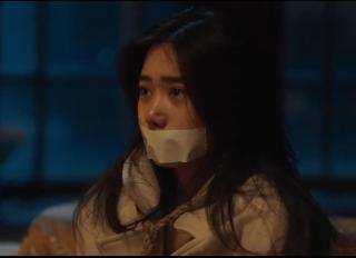 国产影视KB片段 美女不听劝告跟长毛反派丑男好上了，在见识到长毛反派真面目之后，她就被锁了起来，叫天天不应，叫地地不灵，这下后悔了吧……