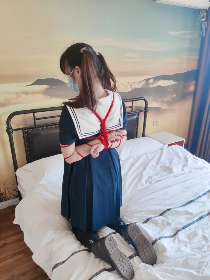 【咕咕精】黑丝jk双马尾萝莉的五花大绑紧缚TK体验，把玩抚摸黑丝美腿 这次应各位观众老爷要求，给小姑娘穿上了jk和薄黑丝进行tk。<br><br>为了让观众老爷们更好地欣赏小姑娘扭动黑丝美腿的可爱模样，这次选择把小丫头用绑犯人的方式五花大绑，双脚不作捆绑。因为双脚没被捆绑，反而让她在被挠痒时有更大的余地去挣扎，但是娇生惯养的小丫头腿部力量如何能挣脱男生的魔爪？小丫头虽然可以无助的踢蹬双腿，但是脚底却一点也挣脱不得，只能无助的扭动黑丝美腿，被动接受这痛苦的痒刑....<br>这个小丫头的腿真的非常漂亮！大长腿的同时又有肉感和弹性，十分适合细细把玩。于是作者忍不住仔细抚摸把玩了妹子的美腿。还坏坏的揉了妹子的下面.<br>千万不要在线解压！请下载后用其他的解压软件解压观看，千万不要通过百度在线解压！否则资源会消失！！<br>作品群：<span style='color:#b0b0b0;'>[隐藏文字，购买后可见]</span><br>定拍/交流/应聘模特qq：3135427957