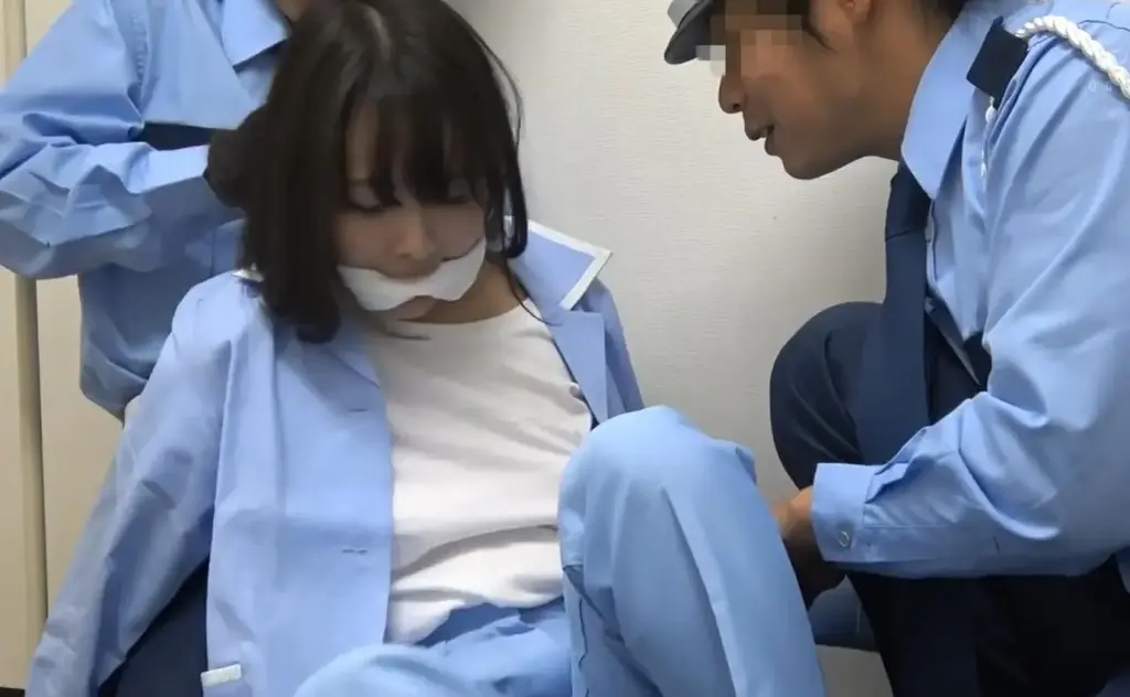 猿轡を咬まされて 拘束！女囚人パワハラ強● うめき声をあげる女たち！耐え凌ぐしかない… 标题 猿轡を咬まされて 拘束！女囚人パワハラ強● うめき声をあげる女たち！耐え凌ぐしかない…<br><span style='color:#b0b0b0;'>[隐藏文字，购买后可见]</span><br>監督	–<br>メーカー	レッド<br>レーベル	卍GROUP<br>発売日	2020-05-25<br>剧情 多位女囚被堵嘴捆绑凌辱，内容很精彩丰富，希望大家喜欢