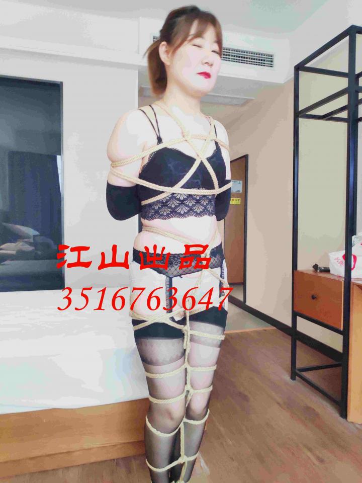 新模白艳后高手+吊带丝袜+漏胸装+驷马+比较害羞  新模白艳来了！江山工作室又加入新成员，并且也是第一个江山自己开发的露脸的模特，可歌可泣！白艳人如其名，非常白皙，尤其是穿啊黑色服饰显得人白得不得了。拍摄的时候左胳膊有伤，因此胳膊的KB并没有像以前那么严厉，但是人美肤白，合适的KB依然显得女孩很好看。168的身高，穿着高跟鞋格外的高挑。好看！第一次拍摄，比较羞涩， 也是人生中第一次吊带丝袜和漏胸装，性感的不得了，都不好意思走进镜头……试了试小高手和腿缚，之后加的驷马，加驷马的时候习惯的试了试极限驷马程度。腿缚之后再拉驷马，确实不容易啦，绳子崩的腿弯起来比较困难。<br>        江山，男，QQ3516763647，喜欢绳艺，并很享受KB的乐趣，希望能有安徽省内一样喜欢的志同道合的朋友一起来。最近加好友的CD比较多，好看的CD，也是欢迎的。但更喜欢妹子，尤其是跳舞的妹子，希望柔韧性好的妹子，一起来经过绳艺的束缚找到更好的身姿。
