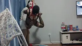 新模真真初试吊+情趣连身丝袜+高跟鞋+口球+头套 新模真真初次起吊！性感的情趣连身丝袜，高跟鞋，头套口球。真真初次起吊，看起来是真的爱绳艺，所以被吊起来根本不慌张，还跟江山有说有笑有问有答，单腿吊，双腿吊，都样样行。但是后面换到小雏来给真真抬腿的时候，真真就害怕了。看起来还是更信任江山一些。爱绳艺的模特，真的是合适的模特！