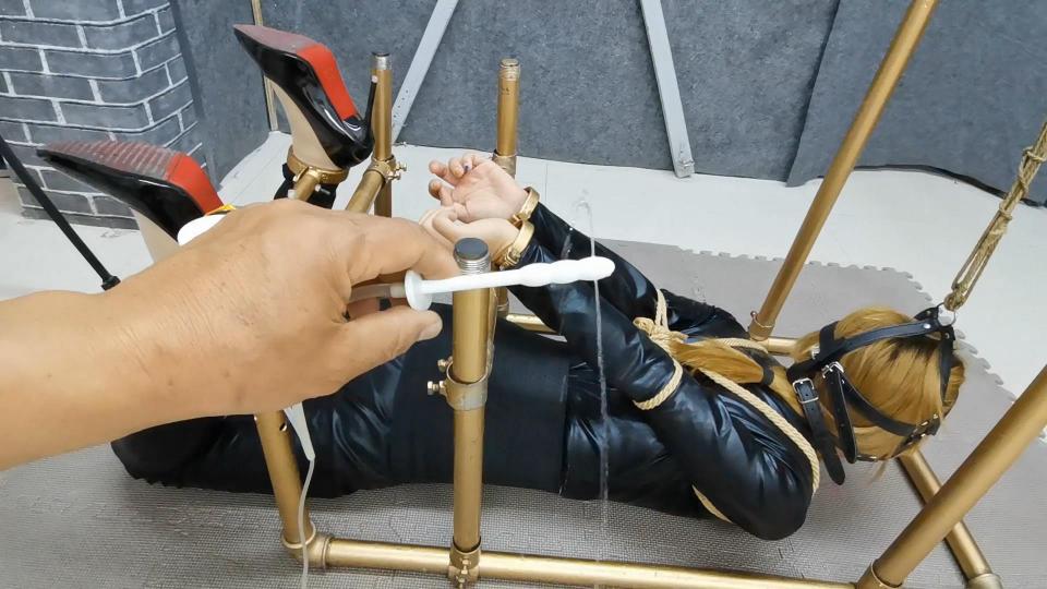 HD飞天原创:云儿紧固在多用K9架上，把头高高吊起，蒙眼堵嘴,棒棒SP、无情鞭打、残酷灌chang、强制灌水，身子像软面条一样无力地摇动...... 把云儿紧固K9架上，这一次彻底把她屁股打烂了，强制灌chang，SP重击，无限TK，残忍鞭击，无助呻吟，继续加料,把一大盆水强制灌入口中，只能无奈地接受，真爽......<br> 需要定拍、约拍的客户请加QQ272728243并且面向圈内长期招聘女M、女绳模
