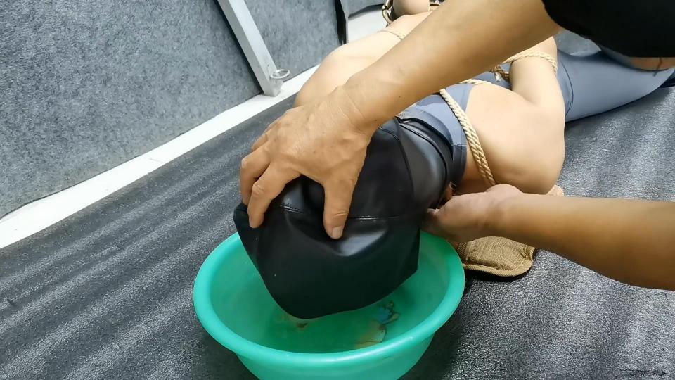 HD飞天原创:云儿一字铐紧缚驷马，头部全包，靠一两个呼吸小孔呼吸，被强制按进水盆,,最后闷的昏迷过去...... 云儿一字铐反铐，双胳膊又紧缚起来，动弹不得，头部全包，仅靠二个呼吸小孔呼吸，被强制按进水盆，由于时间过长，彻底昏迷过去，在打在叫也醒不过来......<br> 需要定拍、约拍的客户请加QQ272728243并且面向圈内长期招聘女M、女绳模<br>