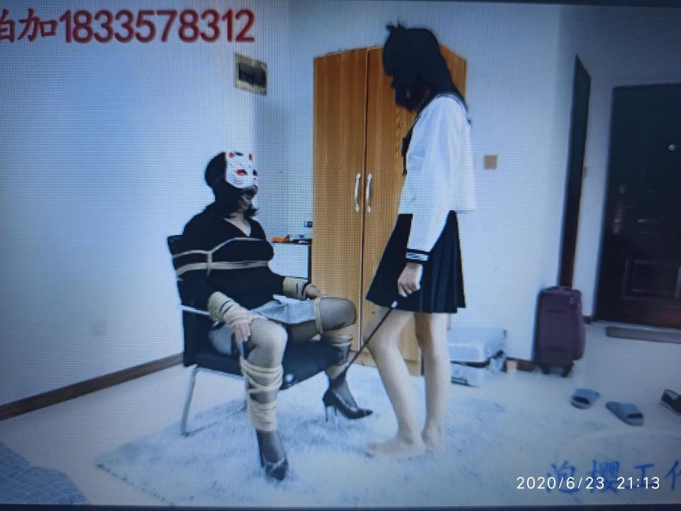 cdm娘体验被绑又被粉樱女王虐 又被泡泡哥哥虐 泡樱工作室 主演:cdm娘,泡泡，粉樱<br>这期视频主要是一个cdm娘来我们工作室约拍了一期她想被绑的，体验一下被绑的感觉，然后粉樱体验了一下当女王s的感觉，嘿嘿，当s感觉还挺爽的。然后视频到最后，还有一下段，粉樱酱锻炼绳技绑小西的过程=-=。。。<br><br>本工作室接受定拍，约拍，约拍最好是京津翼，接受绳艺服装道具赠送的东西，招聘女模特，可以加入