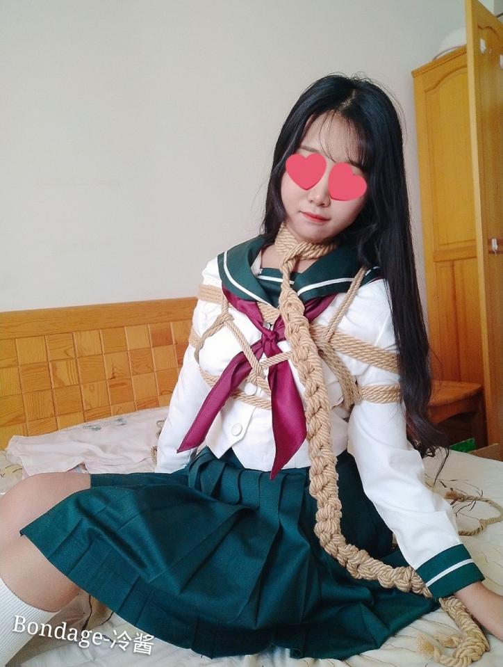 【冷少の自缚套图】jk制服白丝冷少日常自缚套图，冷少与贝娘小号以后会发一些套图，明年在这里发自缚视频 - 【冷少与贝娘】冷少日常自缚套图，以后会出一些高质量，推特没有的图 [中国女孩]